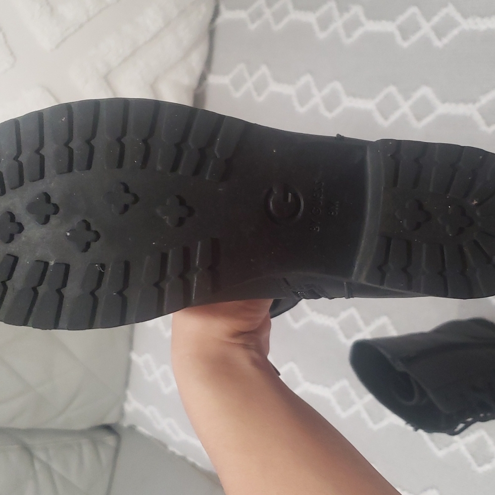 I have many shoes I need space in my closet - Picture 4 of 6